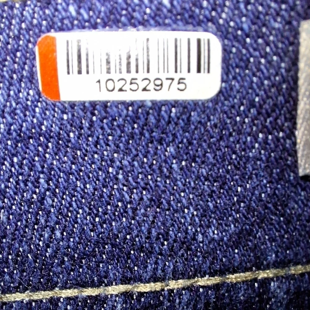 A pair of Chico's ladies skinny jeans in a size 0. They're pre-loved in great